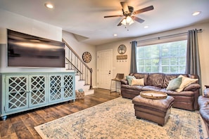 Living Room | Smart TV | A/C | Free WiFi