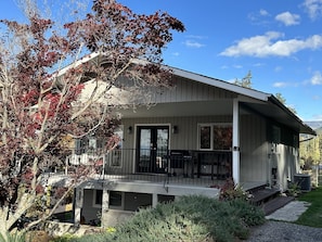 Barn Up The Hill Cottage with large deck and outdoor living area. 