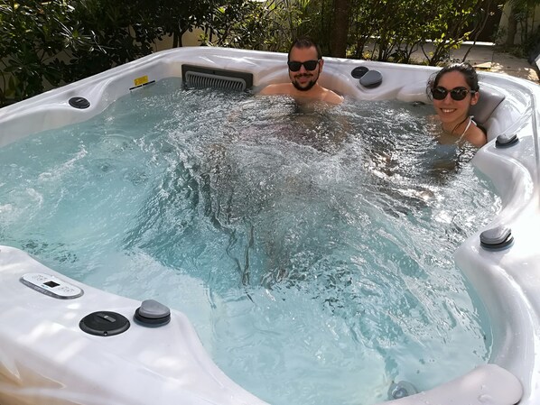 Very large, heated jacuzzi, with lights and music, operating all year round