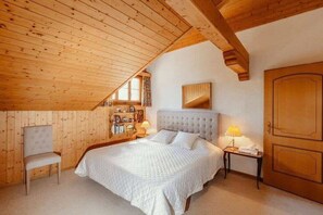 bedroom 1 with queen sized bed 