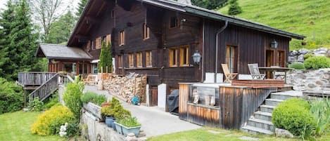 Amazing chalet waiting for you to start your vacation!