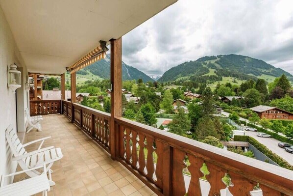  spacious balcony with stunning views 