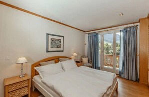 bedroom 1 with queen sized bed 