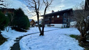  path way to the chalet