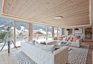 its all yours!!!
fascinating views from the Livingroom 