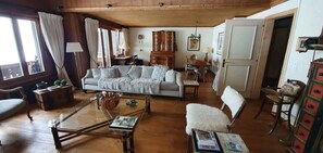 overview of the living room 