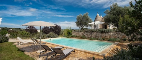 piscina e solarium immersi in giardino botanico