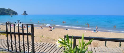 Das Ferienhaus liegt direkt am langen Sandstrand von Agios Gordios