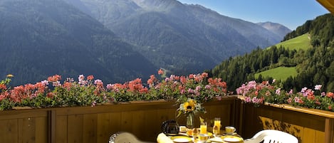 Genießen Sie Ihren Urlaub bei uns  mit herrlichem Blick auf die Ultner Berge.
