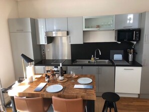 Neuilly - kitchen and dining-table