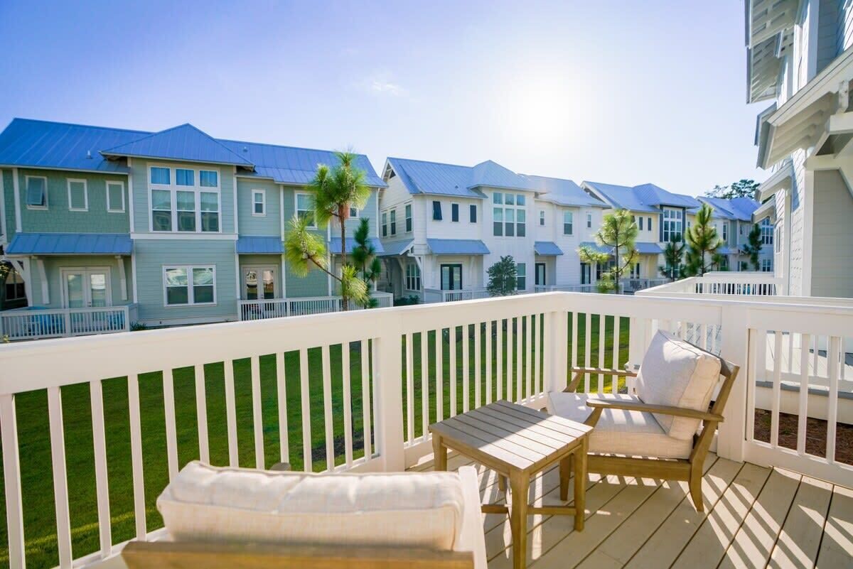 3BR Family Getaway, Bike to Beach, Steps to Pool! ~ Crazy 3BR Family Getaway, Bike to Beach, Steps to Pool! ~ Crazy