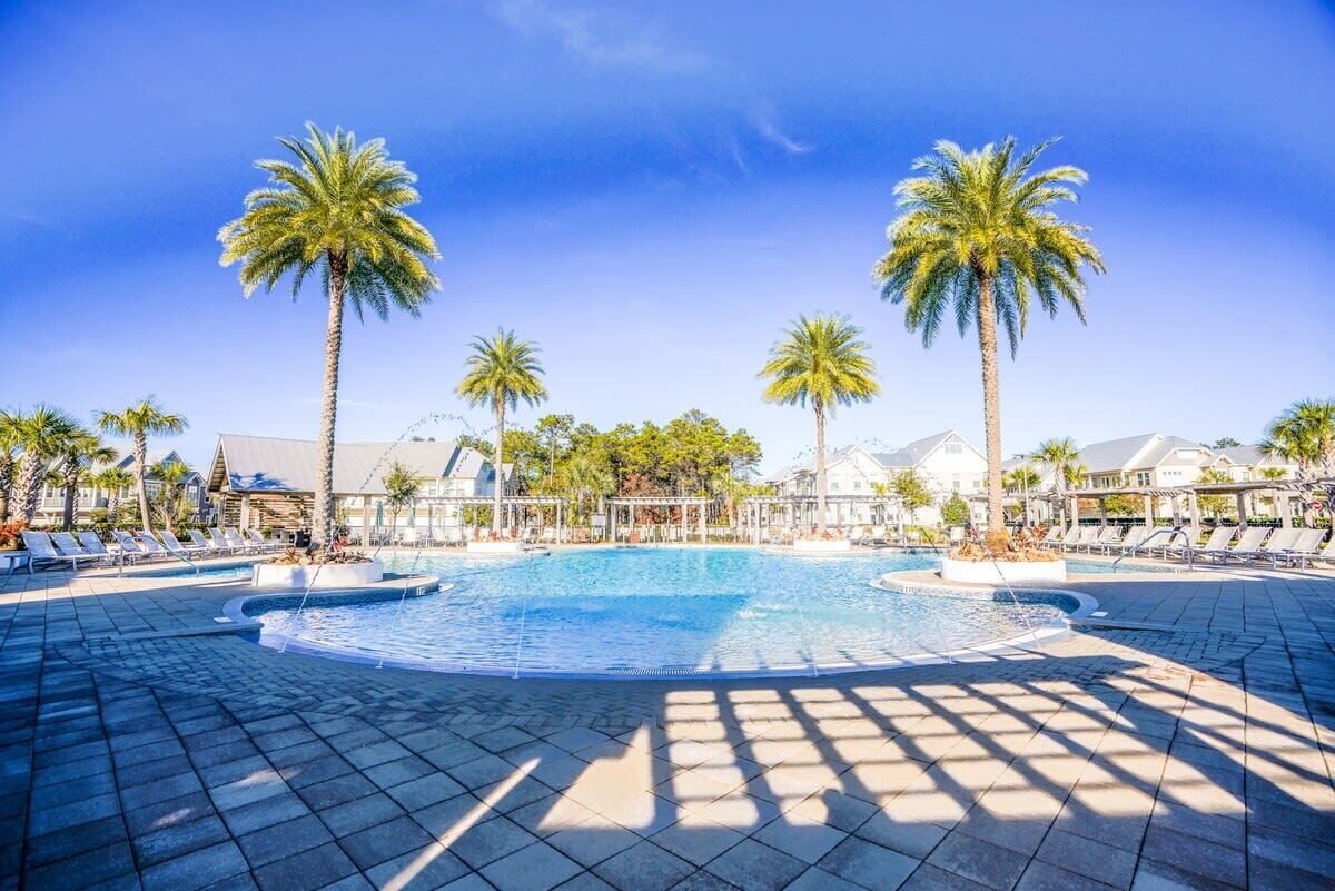 3BR Family Getaway, Bike to Beach, Steps to Pool! ~ Crazy