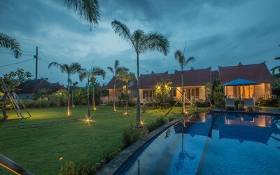 Wooden Hut in Lembongan, Huge Lawn Area, Swimming Pool Available