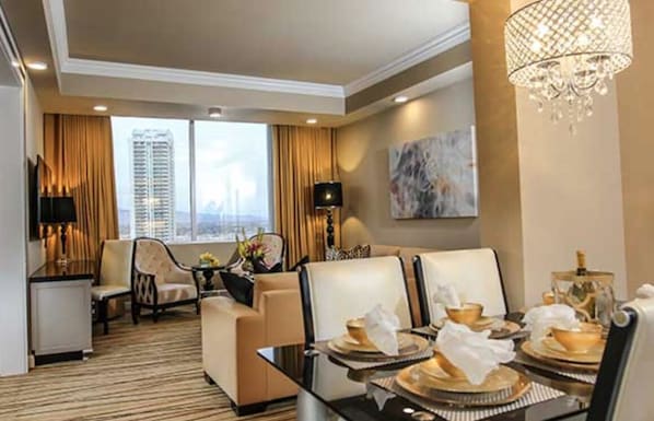SEMA EVENT luxury suite sleeps 4
LV Nov 4-8 located next to Convention Center