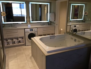 Huge jet tub for 2
