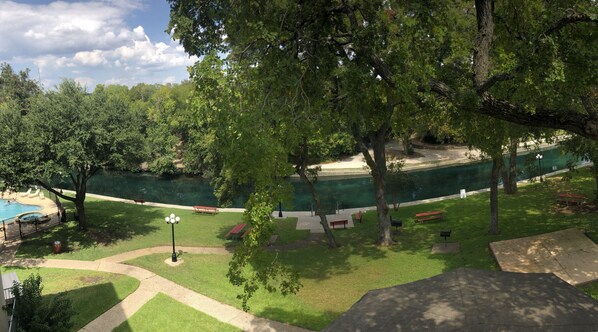 Beautiful Park Like Gounds With Grills, Pool, Hot Tub and Seating Areas