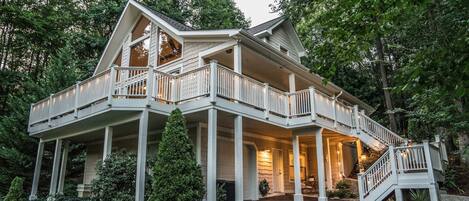 Welcome to our HappyNest at the Lake!