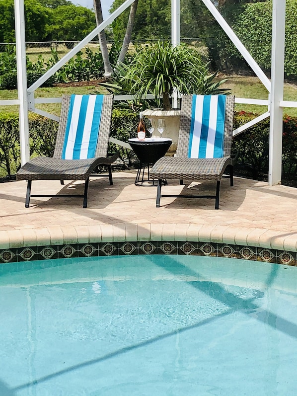 4 Lounge Chairs to Relax, Read, and get some Sun! ☀️