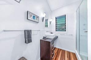 master bathroom book direct at www.holidayatthewhitsundays.com