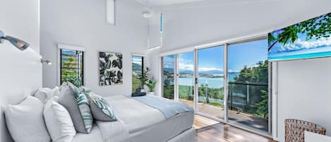 Masterbedroom book direct at www.holidayinthewhitsundays.com