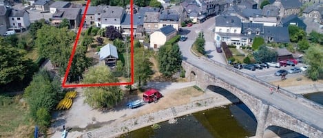 Luchtfoto , de rode omkadering is het huis en de tuin  die aan de Semois komt