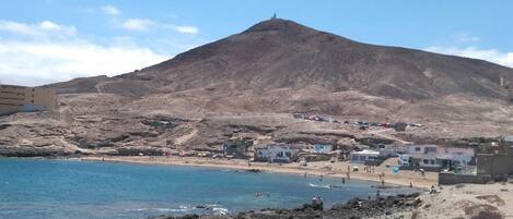 Playa del Cabrón accesible en coche por un camino de tierra . A escasos minutos 