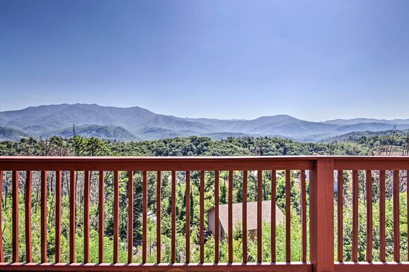 Gatlinburg Vacation Rental | 2BR | 2BA | 2,000 Sq Ft | Stairs to Access