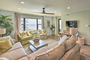 Living Room | Free WiFi | Cable TV | Central A/C & Heat