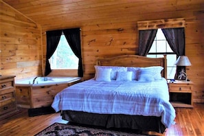 Master Bedroom King Bed w/Spa Tub