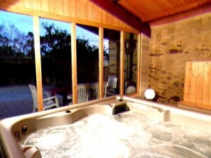 Outdoor spa tub