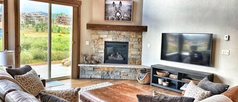 Huge windows, vaulted ceiling w/ fan, view of the Divide. New 65" Smart TV.