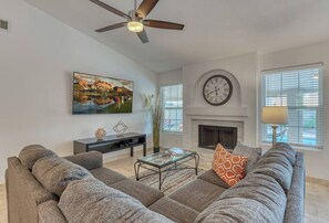 Open living room with vaulted ceiling (Smart TV)