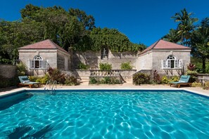 Porters Villa - Views over Pool