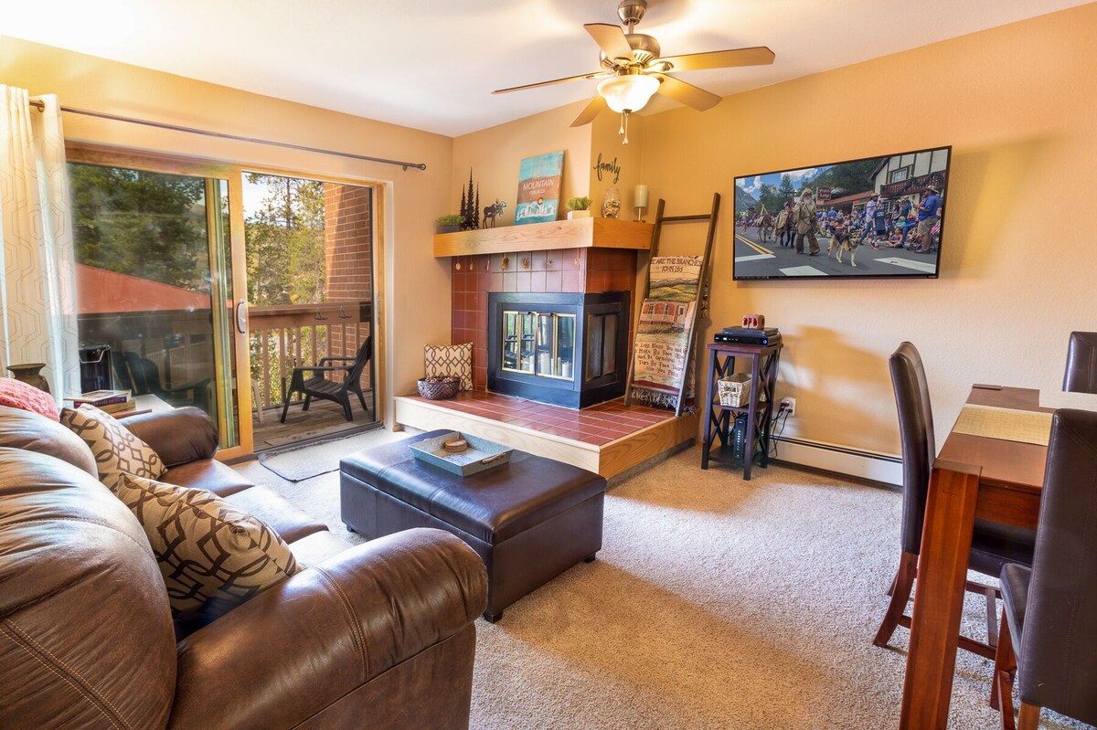 Nice Condo. Great Location. Pool. Hot Tub. Garage.
