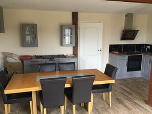 KITCHEN/DINING ROOM