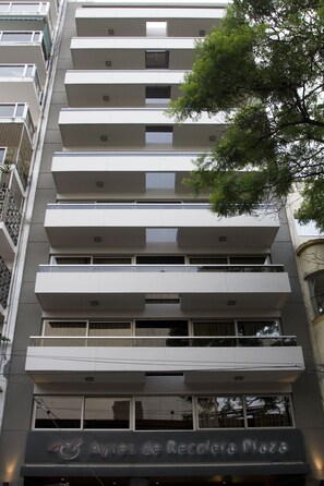 Vista frontal de la propiedad