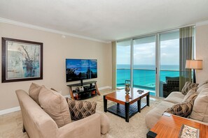 Living room with direct ocean view - Extra large flat screen TV
Balcony overlooking the ocean