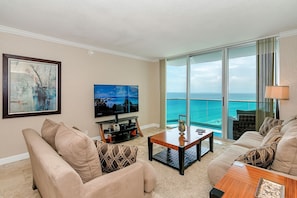 Living room with direct ocean view - Extra large flat screen TV
Balcony overlooking the ocean