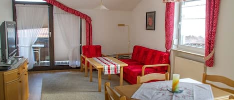 Ferienwohnung Löwenzahn mit Blick bis Österreich-Wohn/Eßbereich