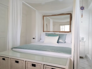 Bedroom with en suite & walk in wardrobe/dressing area
