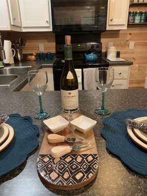 Enjoy meals and sipping wine! Fully stocked kitchen for those who wish to cook.