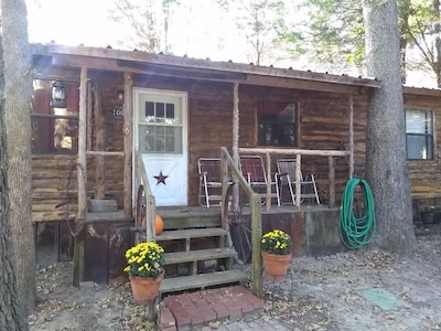 SUPER HIP LONE-STAR CABIN ONLY MINUTES FROM FIRST MONDAY TRADE DAYS