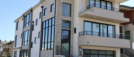 3 story custom home, elevator, 5 bed 5 full baths, Sonos through out!