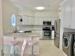 Spacious & Fully Equipped Kitchen w/Granite Counters