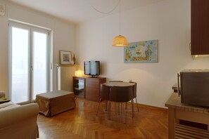 Find peace and relaxation with your close friends and family in this stunning living room featuring natural decor.