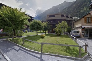 Double bedroom with mountain views