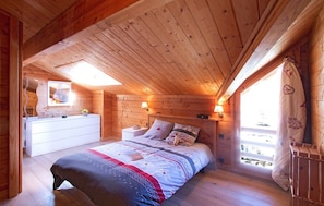 Get a good night's rest in the cozy bedroom, which has a Double bed.