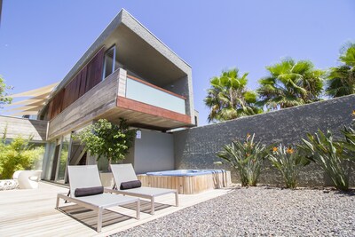 Die Treasure - First Line Beach Design Villa mit Whirlpool und Pool