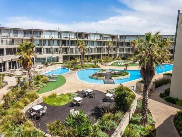 Quality Resort Outside Pool - Spa - Gardens - Relax and Enjoy. Opposite Beach