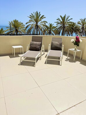4 sun beds, Private 100 kvm terrace 